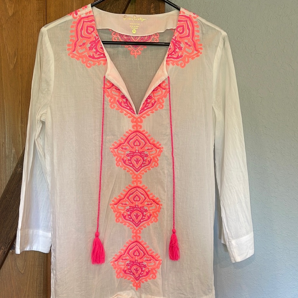 LILLY PULITZER SIZE M white 3/4 length shirt with two-tone pink Embrodiery. NWOT